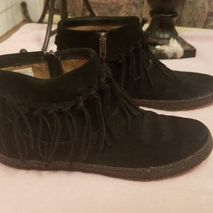 Ugg Shenendowa suede, fringe ankle boots